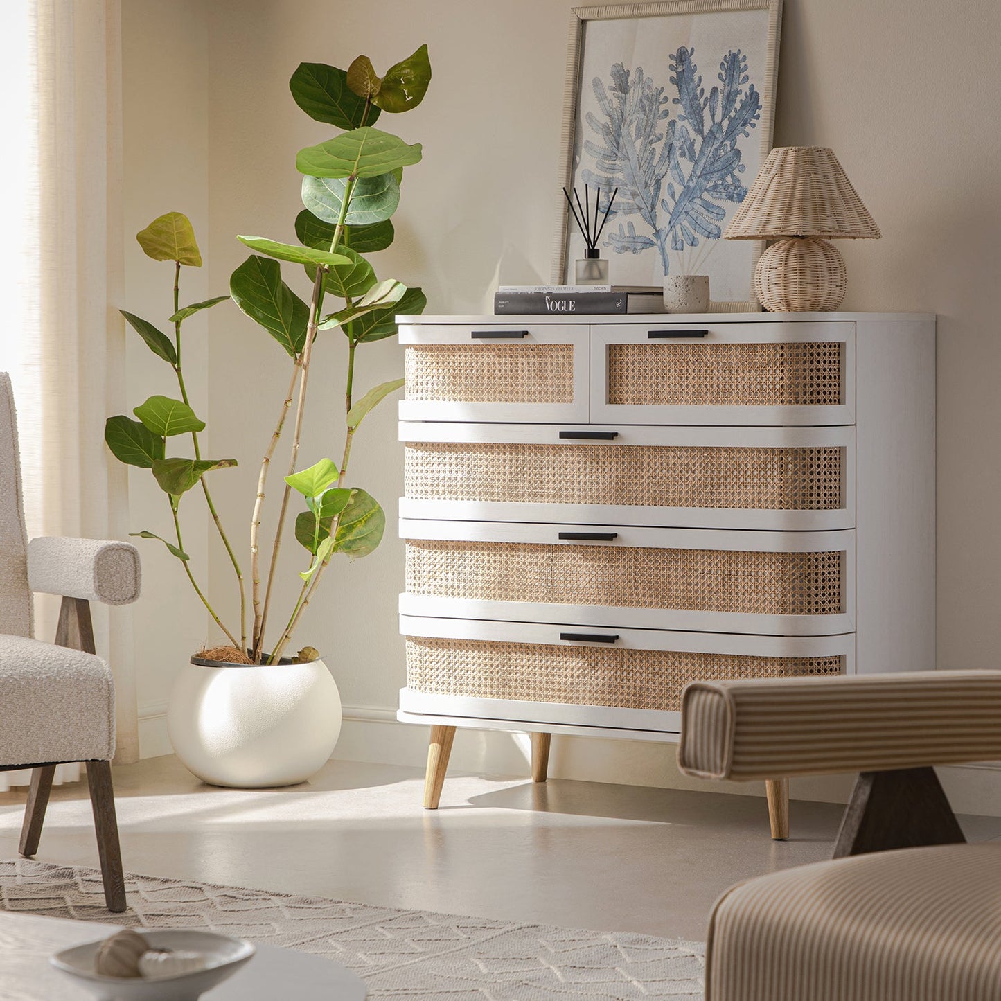 Commode 5 tiroirs en rotin courbé Izzy, blanche