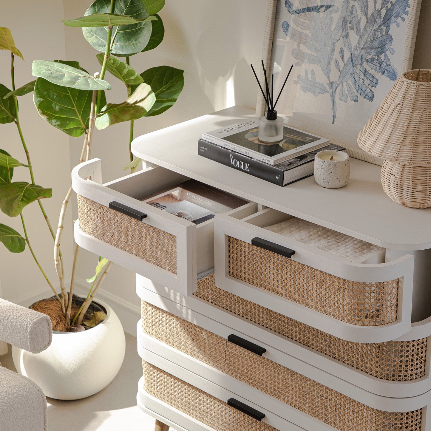 Commode 5 tiroirs en rotin courbé Izzy, blanche