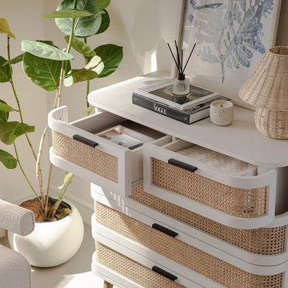 Commode 5 tiroirs en rotin courbé Izzy, blanche