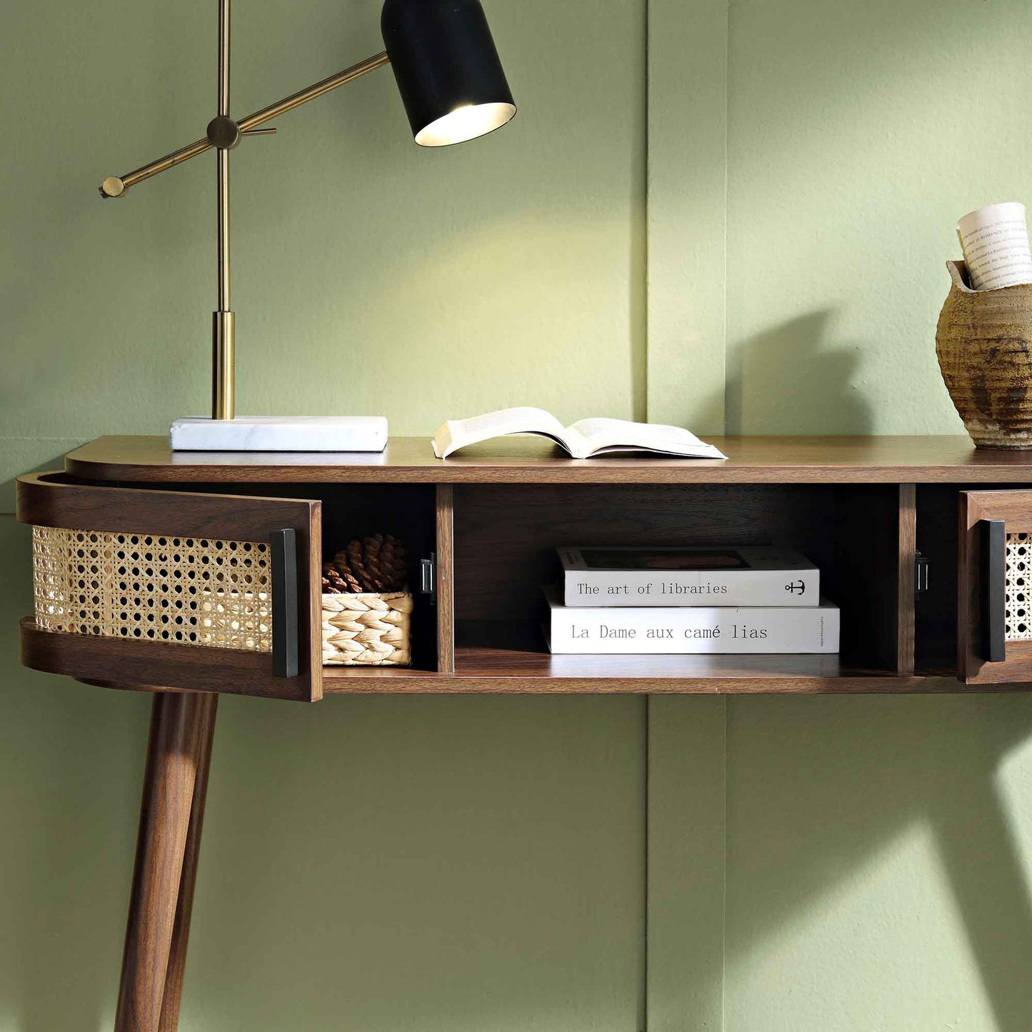 Table Izzy courbée en rotin à 2 portes, noyer