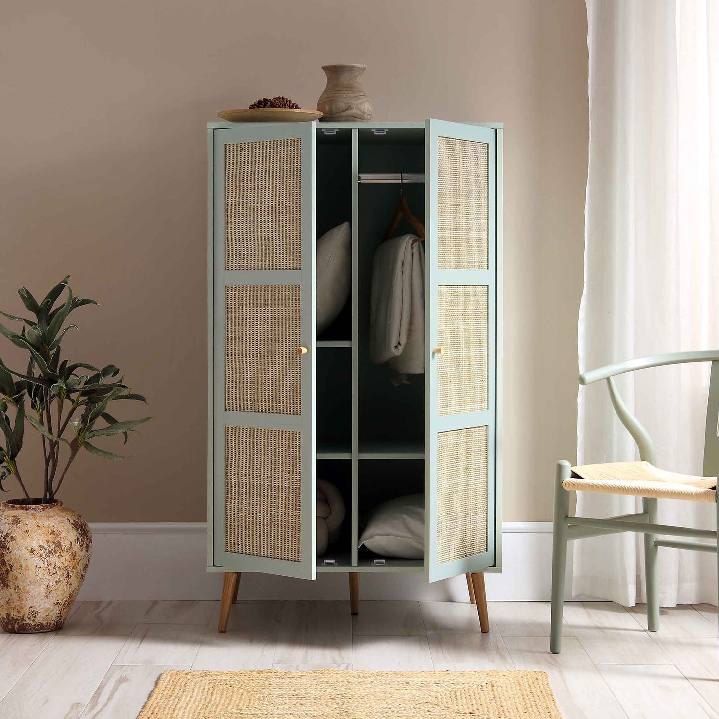 Armoire double compacte en rotin tressé Frances, vert menthe