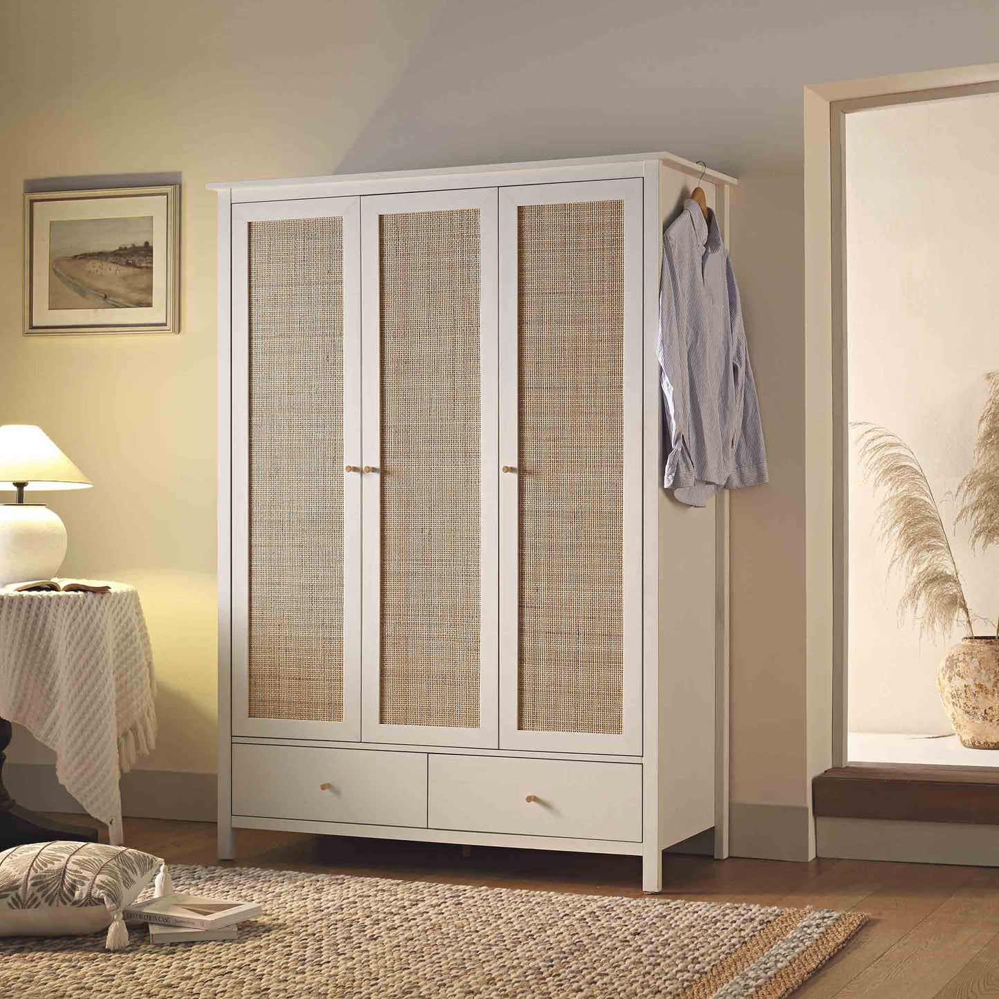 Armoire triple en rotin Frances avec 2 tiroirs, blanche