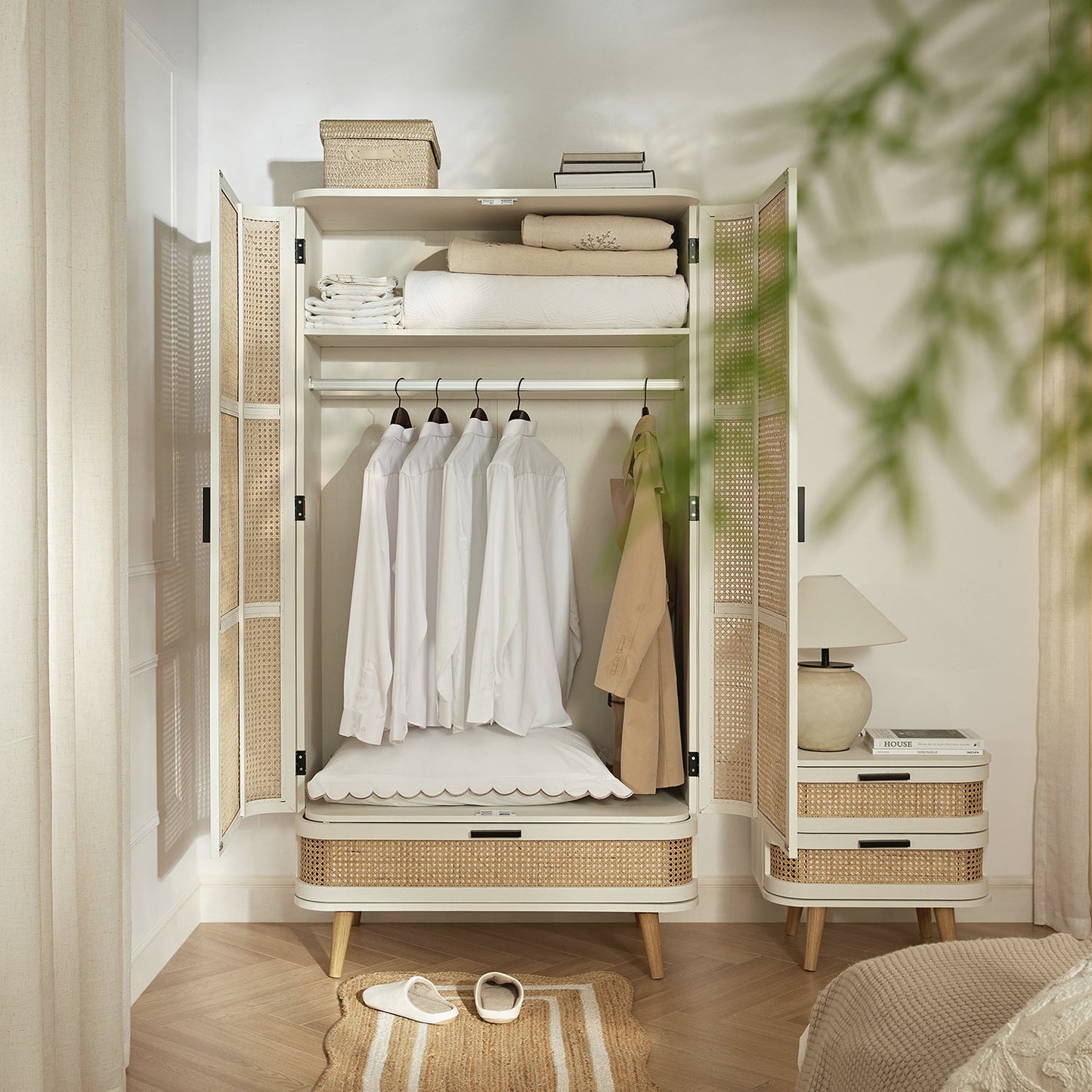 Armoire double courbée en rotin Izzy, blanche