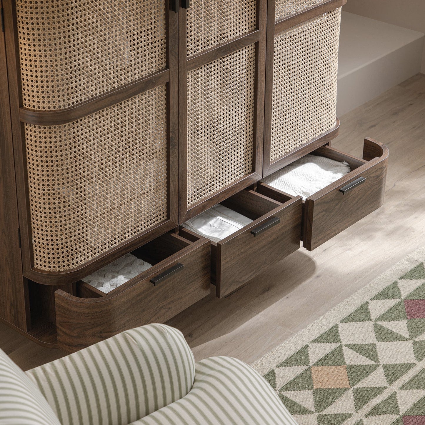 Armoire triple en rotin courbé Izzy, noyer