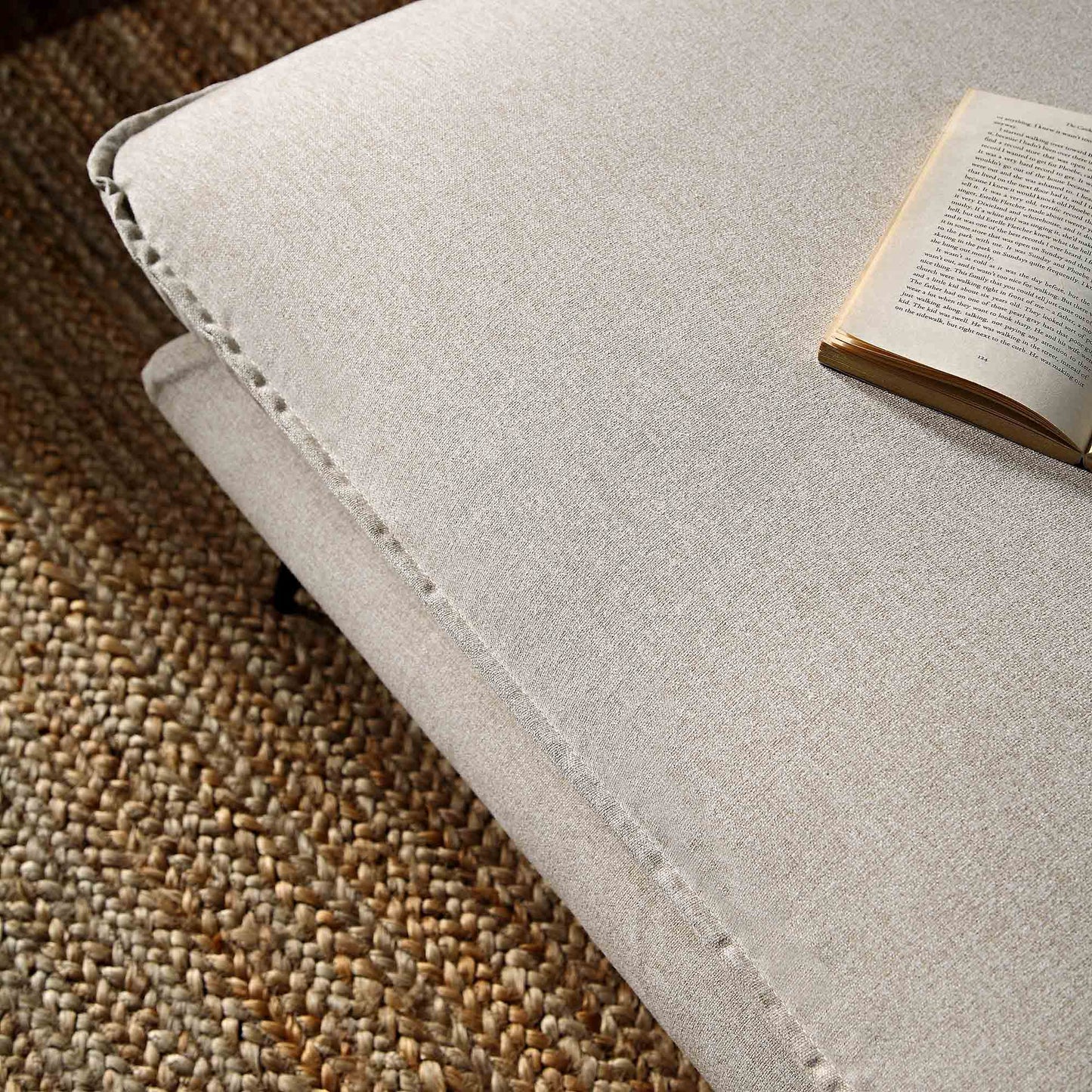 Repose-pieds en tissu Obriel avoine