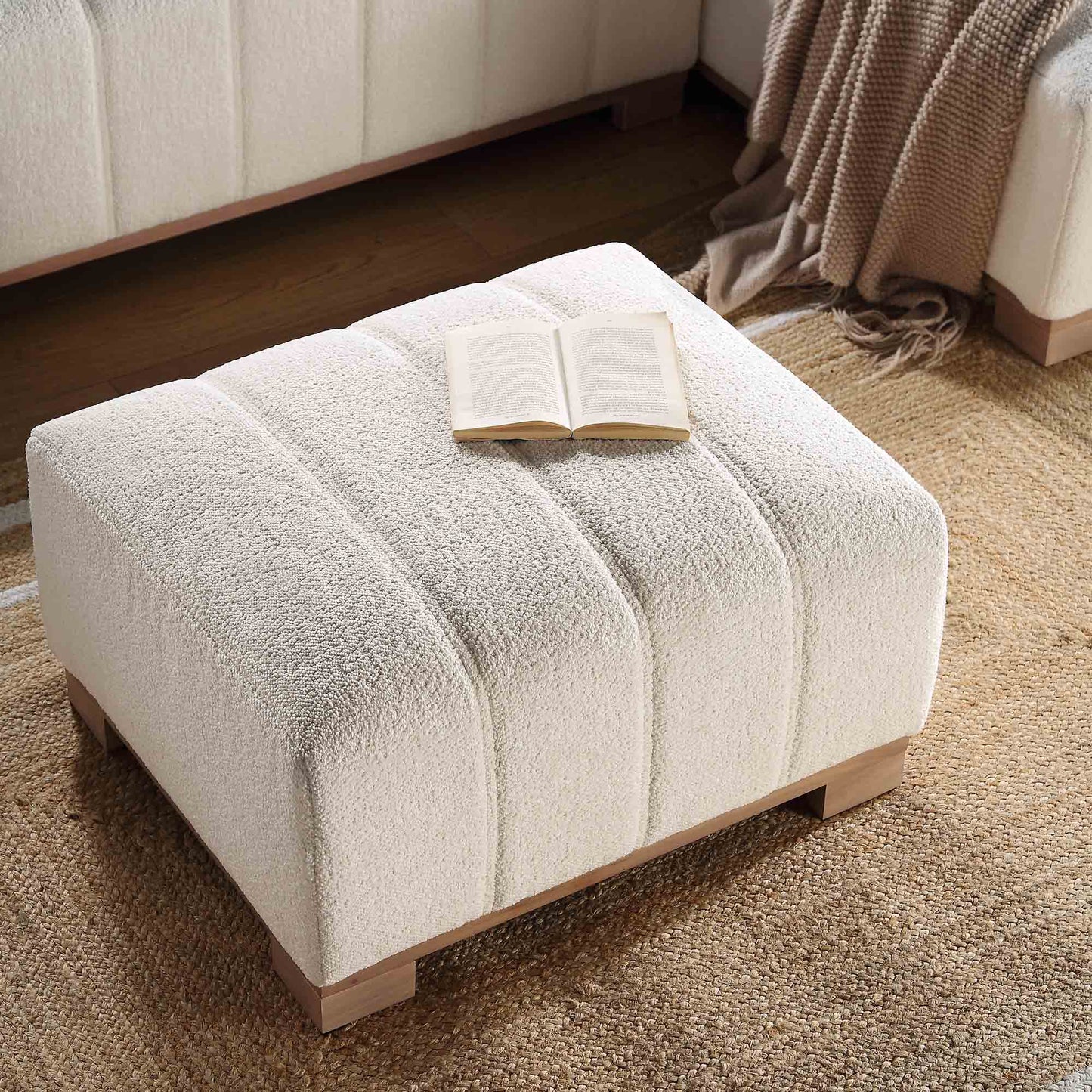 Repose-pieds Belsize Beige Boucle avec base en bois