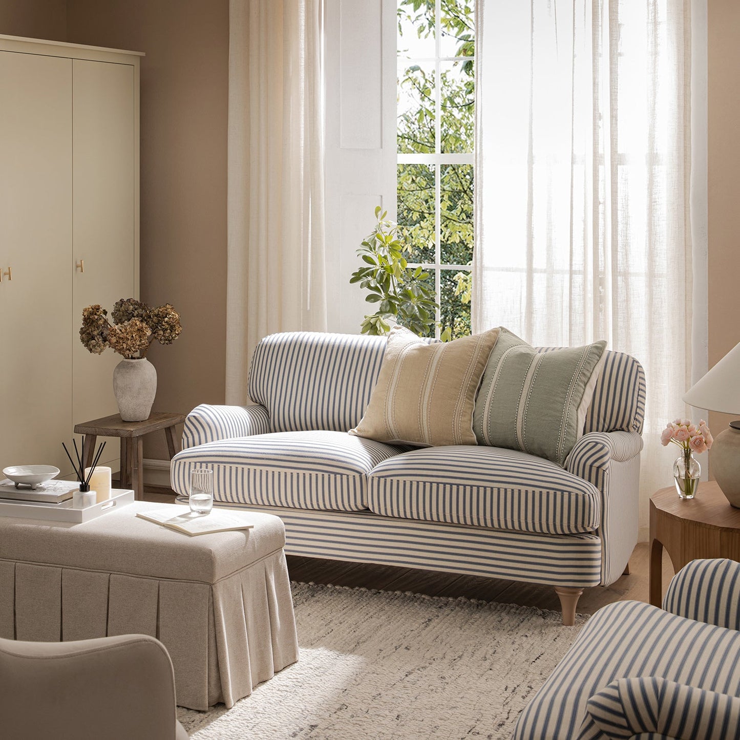 Canapé 2 places en lin mélangé à rayures bleues Daphnis