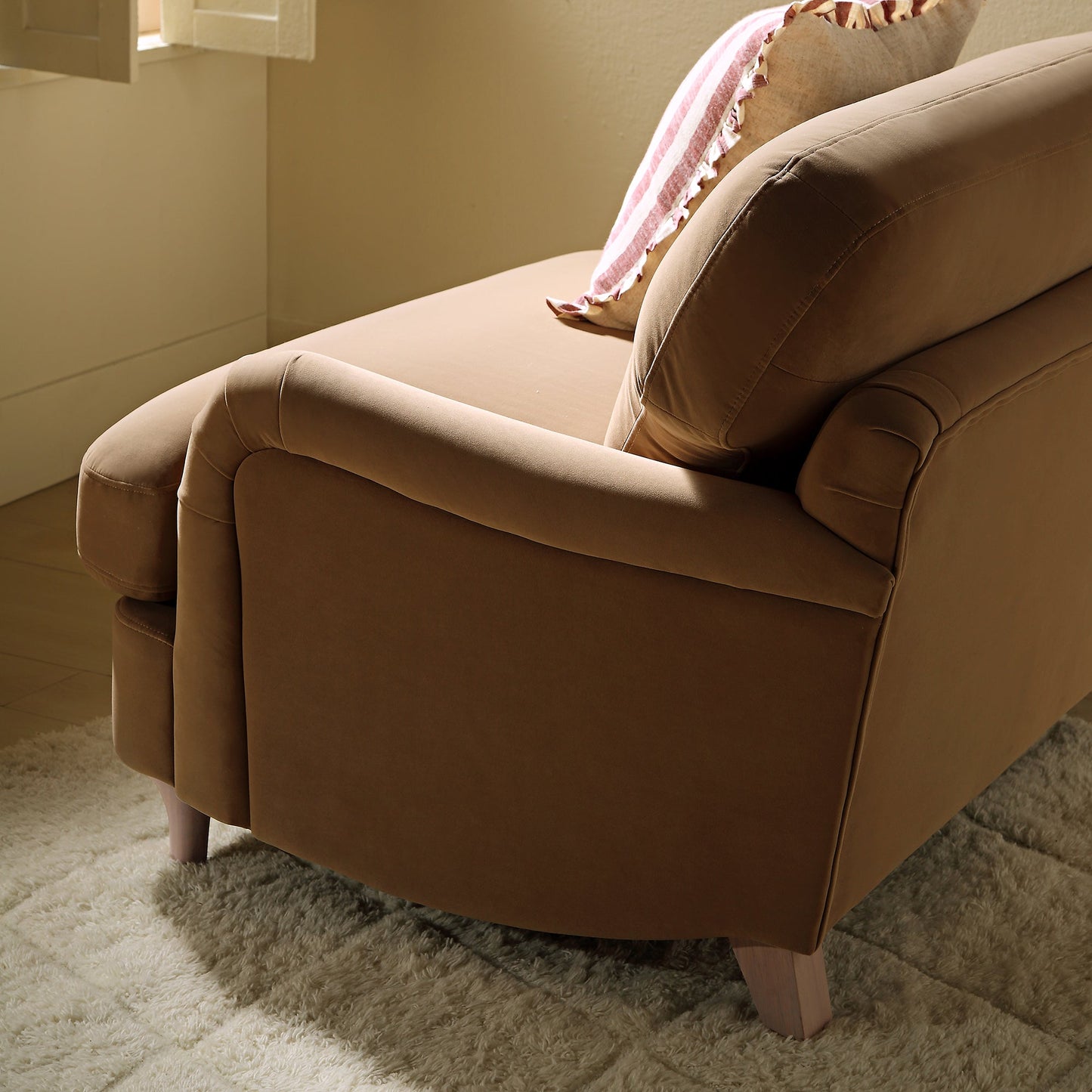 Canapé Daphnis en velours camel, causeuse