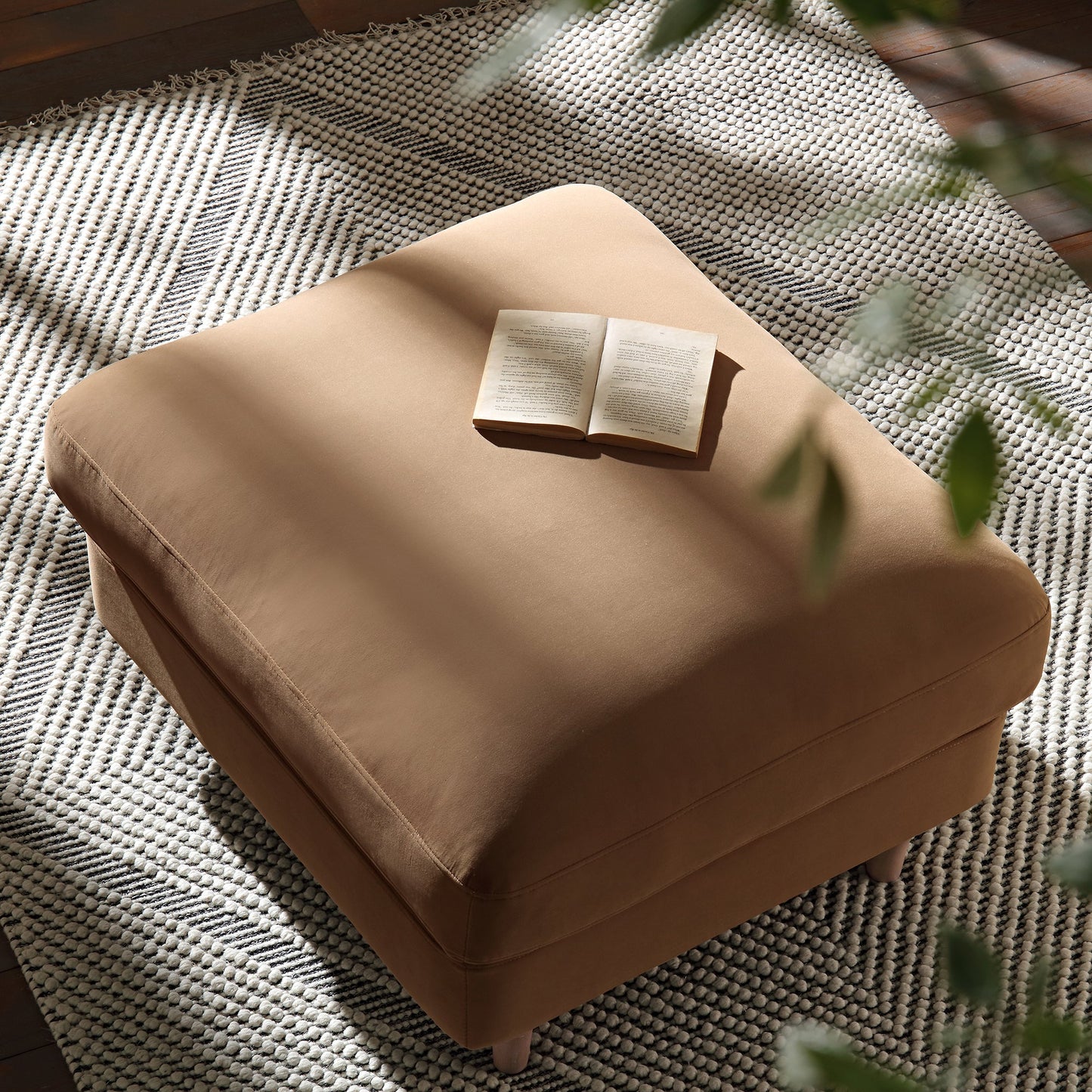 Canapé et repose-pieds en velours camel Daphnis