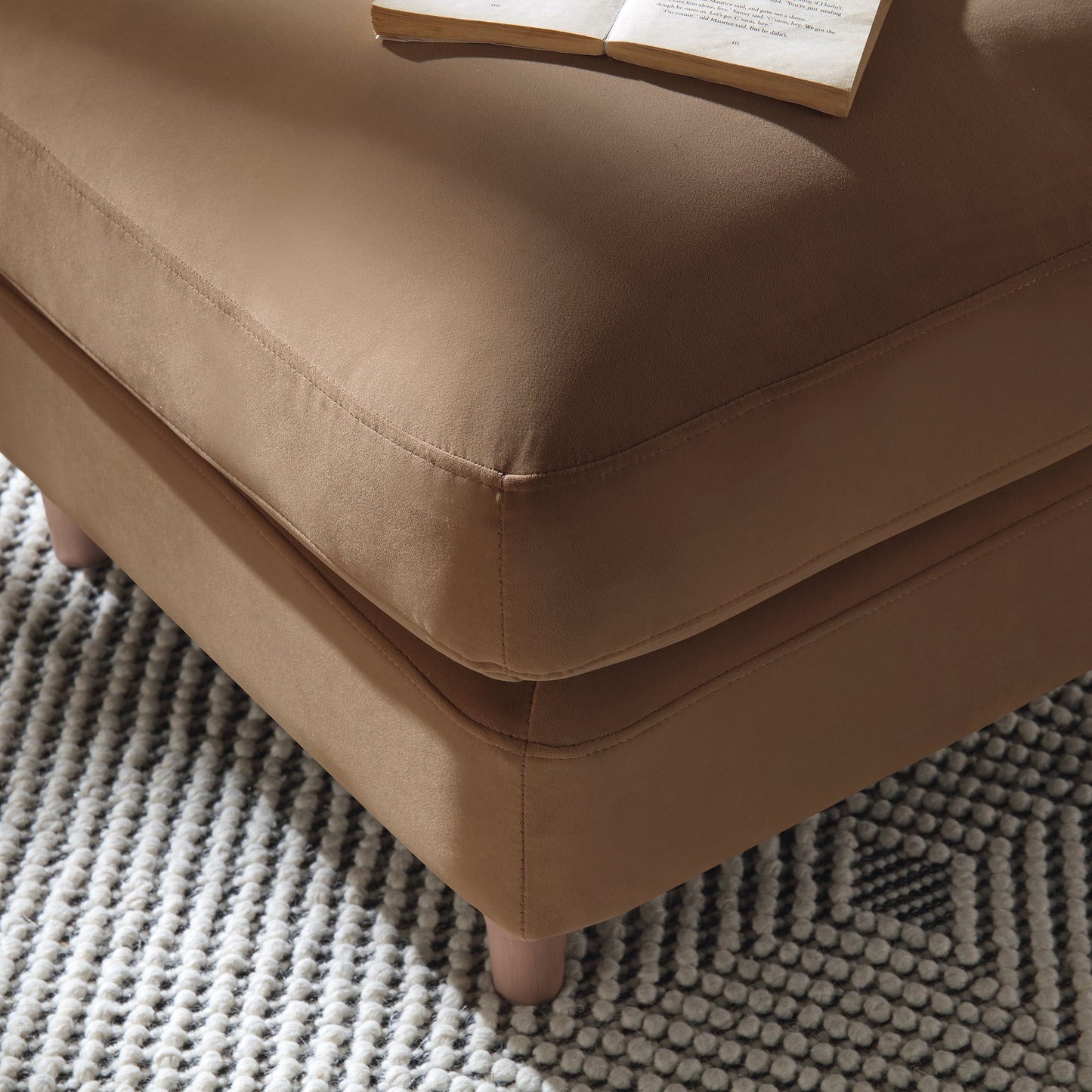 Canapé et repose-pieds en velours camel Daphnis