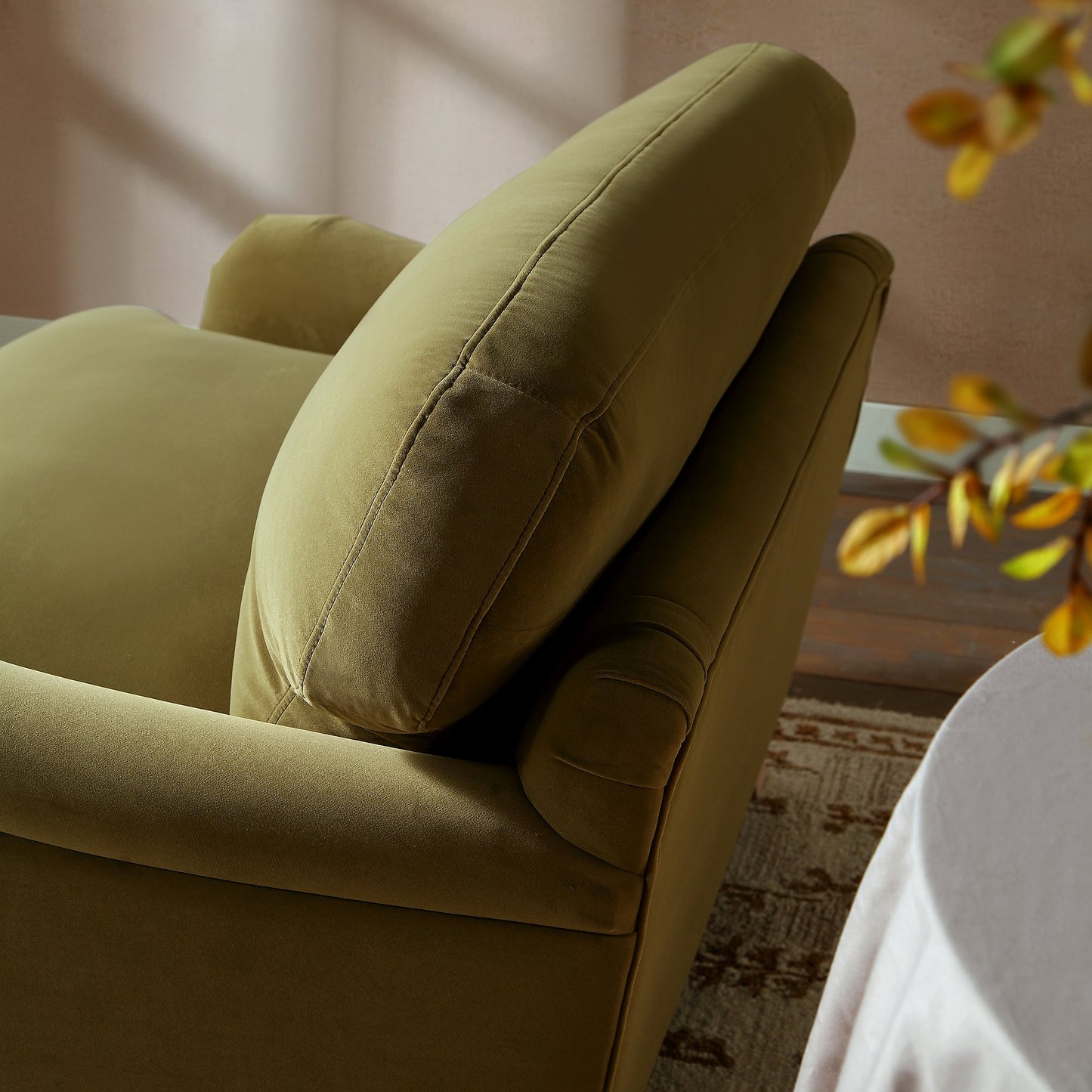 Canapé en velours Daphnis Fudge, causeuse
