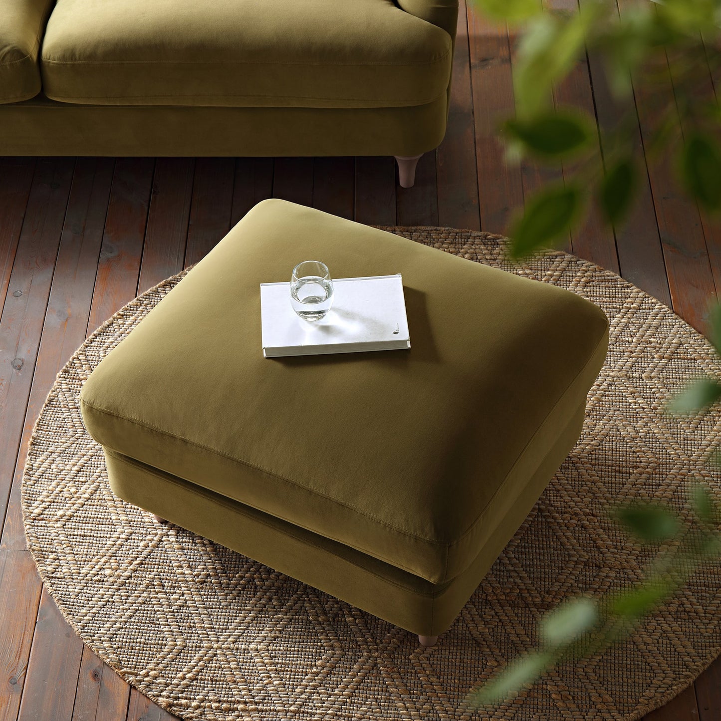 Canapé et repose-pieds en velours Daphnis Fudge