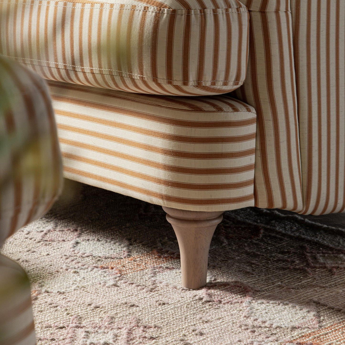 Canapé 2 places en lin mélangé à rayures ocre Daphnis