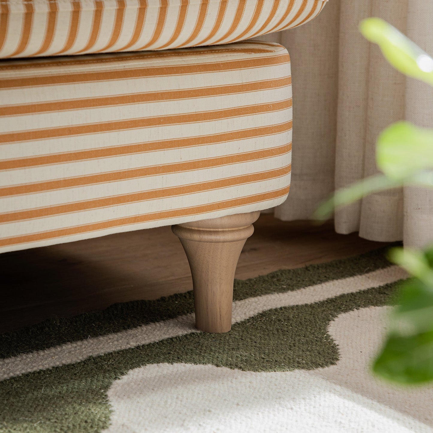 Canapé 3 places en lin mélangé à rayures ocre Daphnis