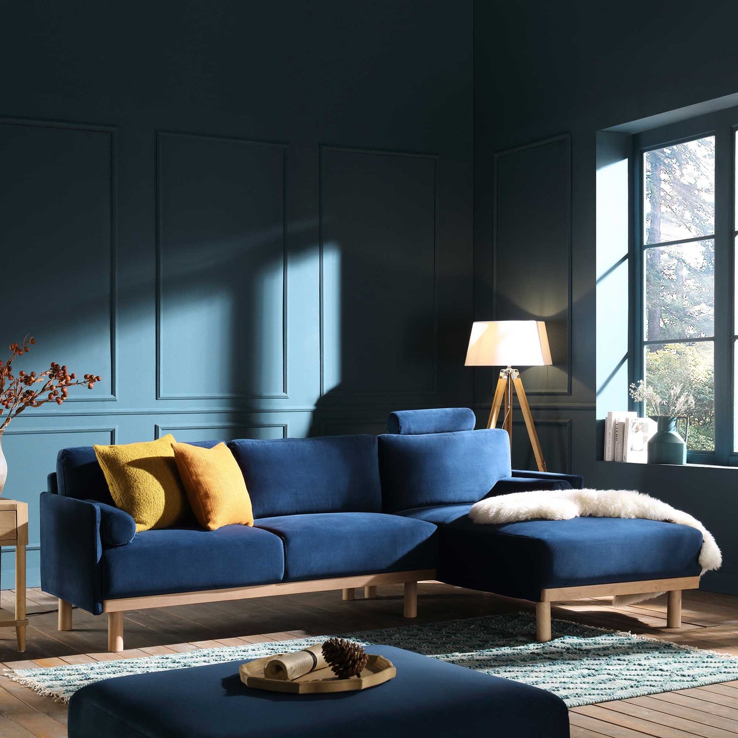 Canapé en velours bleu marine Timber, grand canapé méridienne 3 places orienté à droite