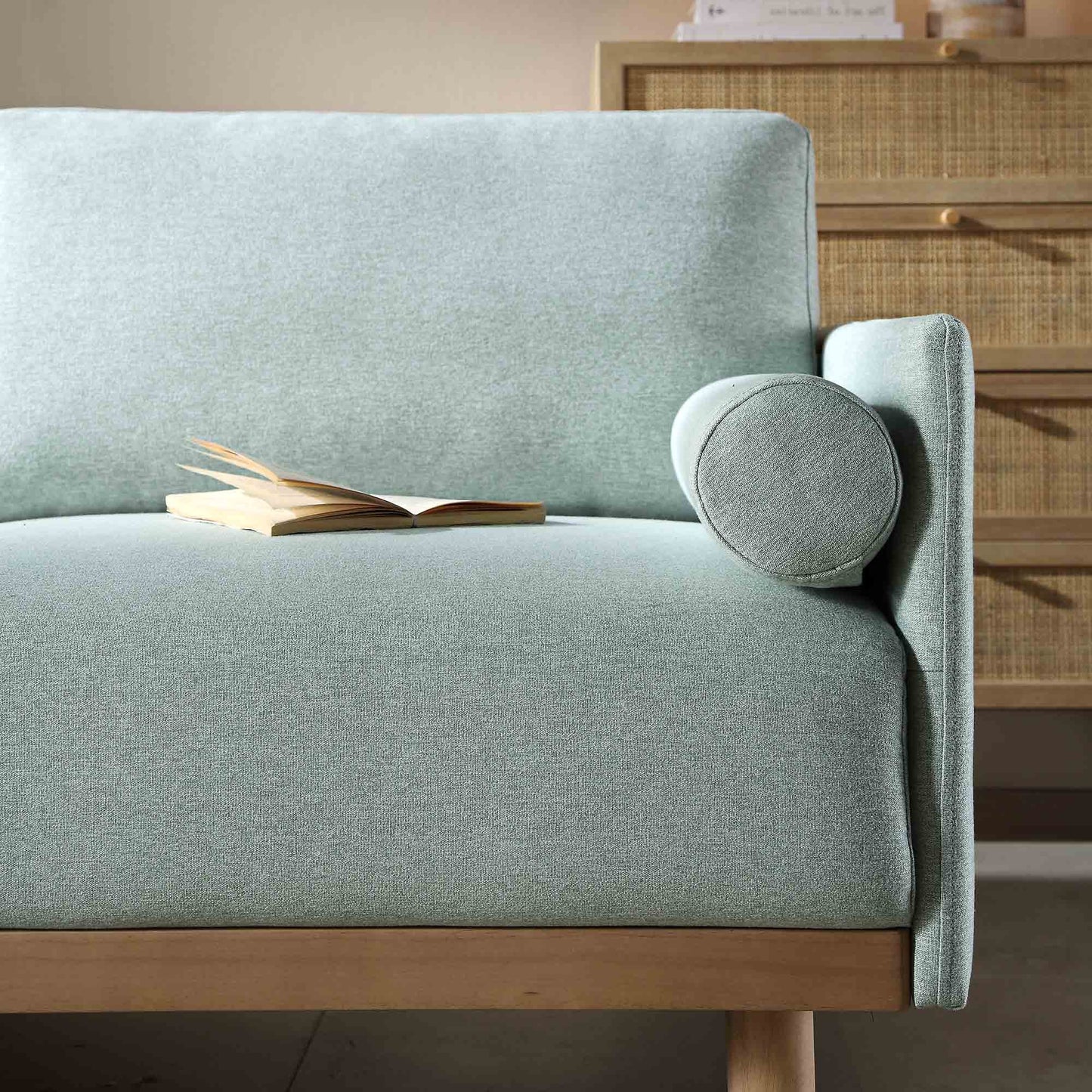 Canapé en tissu vert sauge Timber, grand canapé méridienne 3 places orienté à gauche