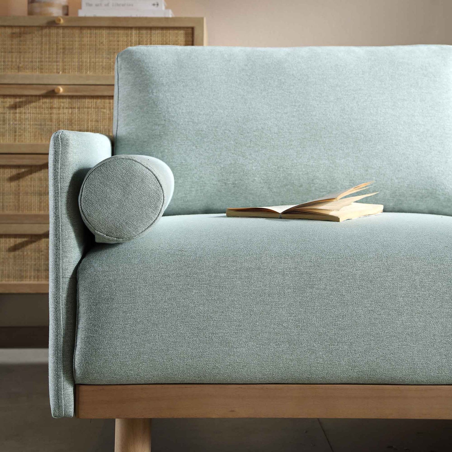 Canapé en tissu vert sauge Timber, grand canapé méridienne 3 places orienté à droite