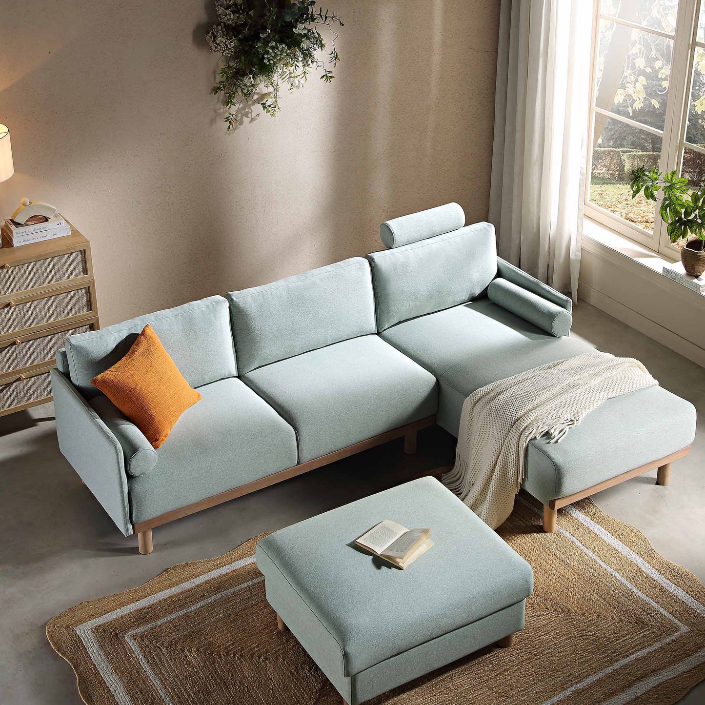 Canapé en tissu vert sauge Timber, grand canapé méridienne 3 places orienté à droite