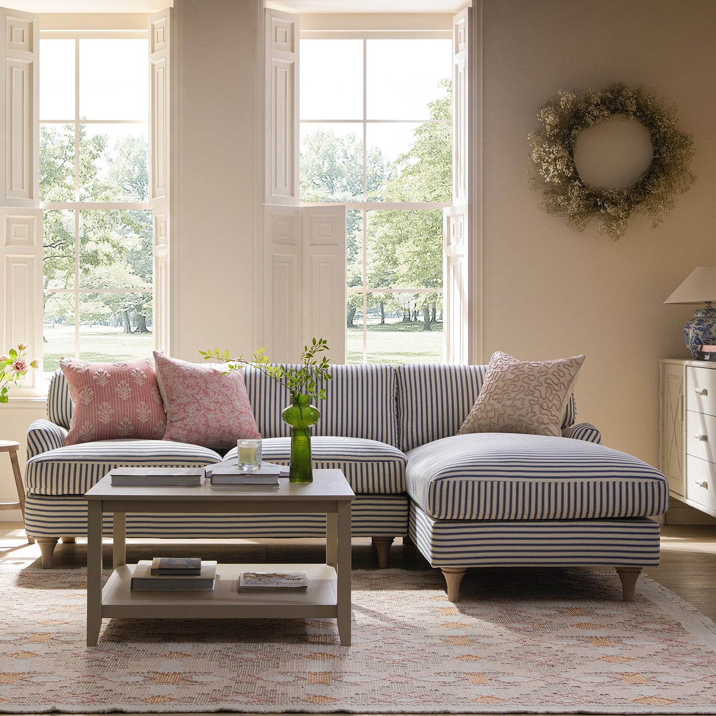 Canapé Daphnis en lin mélangé à rayures bleues, canapé Grande Chaise Longue orienté à droite