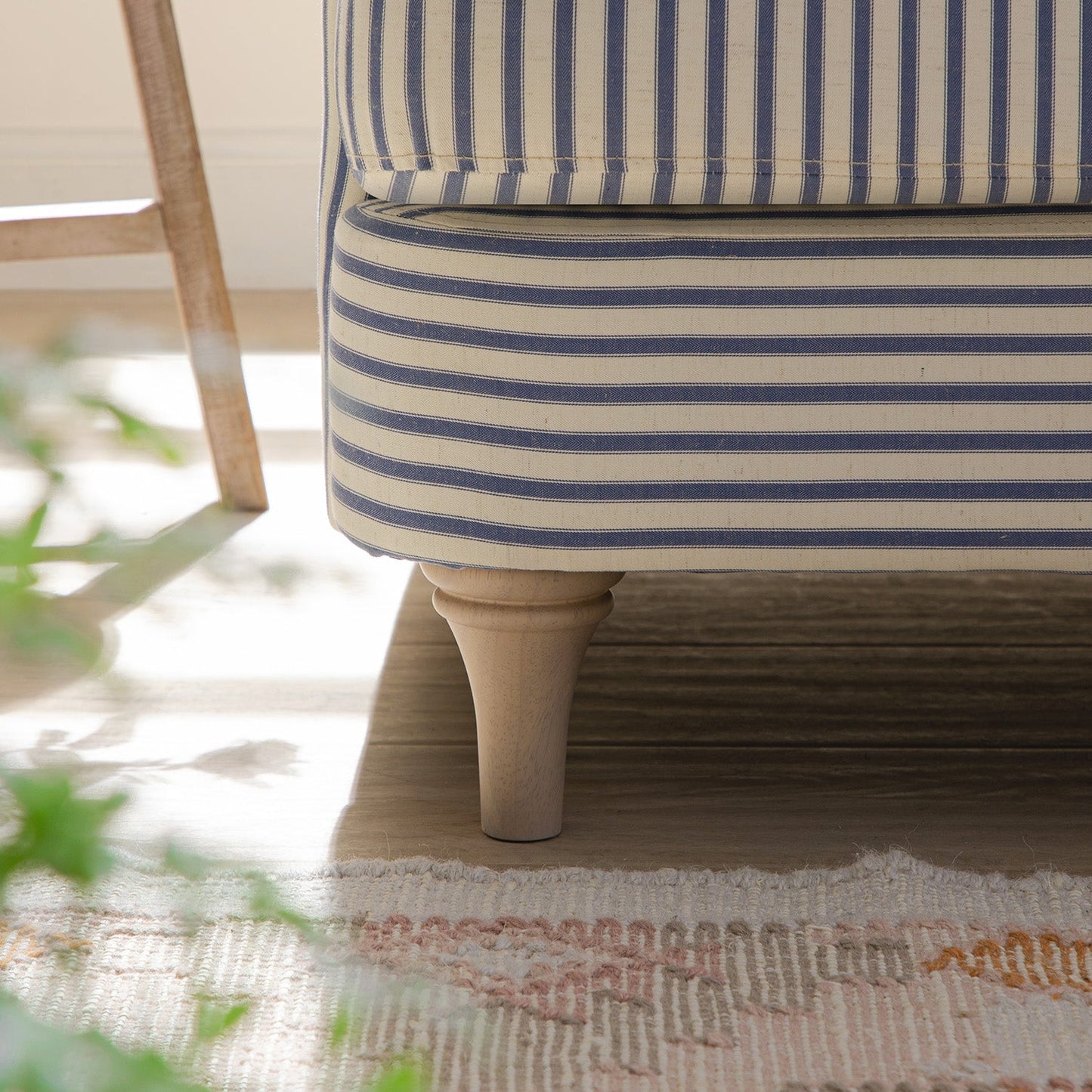 Canapé Daphnis en lin mélangé à rayures bleues, canapé Grande Chaise Longue orienté à droite