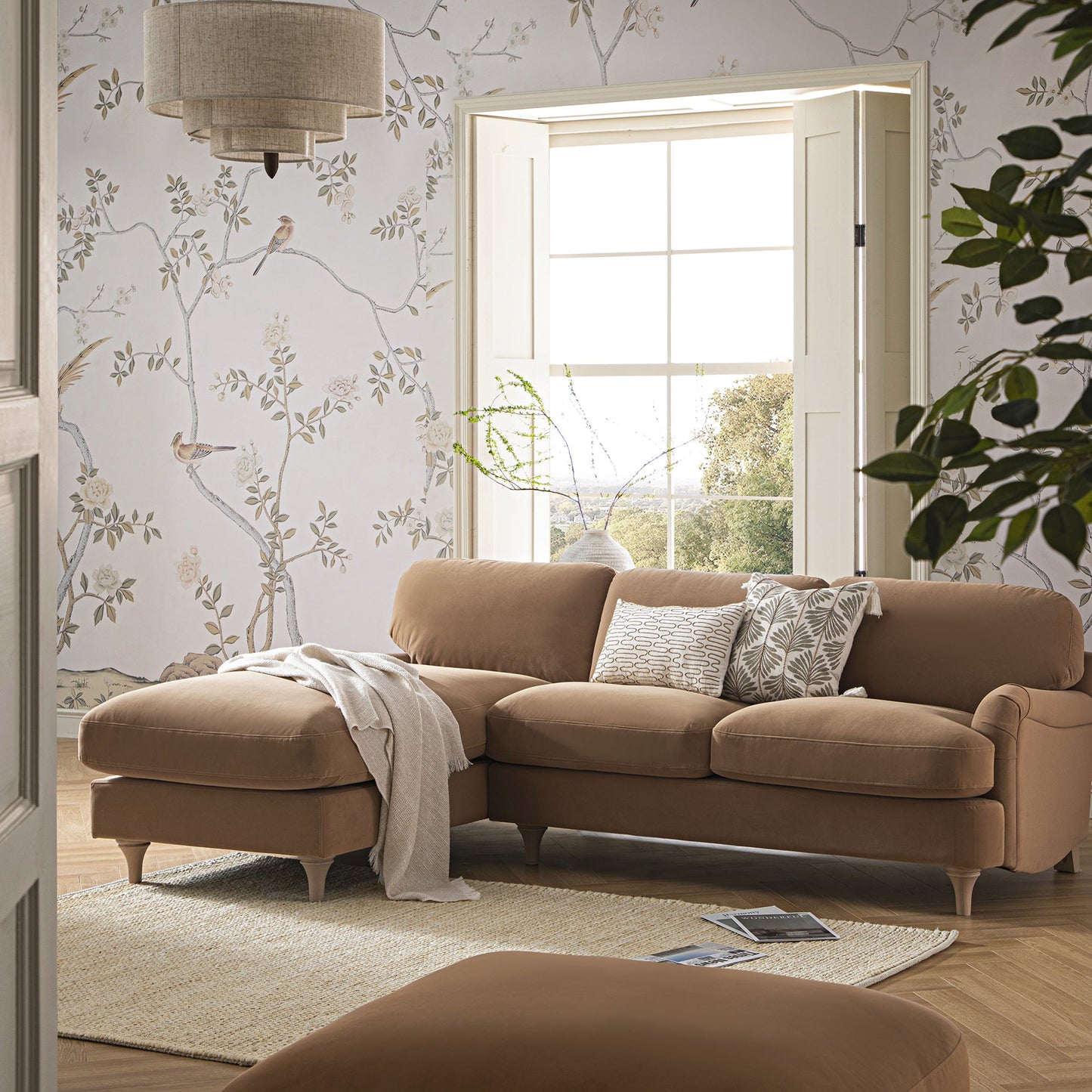 Canapé Daphnis en velours camel, grande chaise longue orientée à gauche