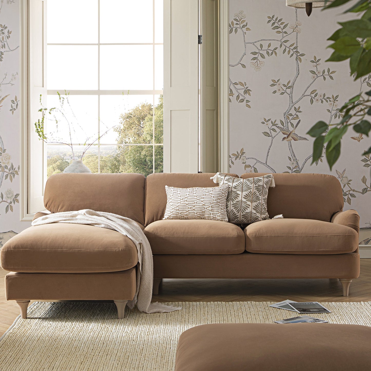 Canapé Daphnis en velours camel, grande chaise longue orientée à gauche