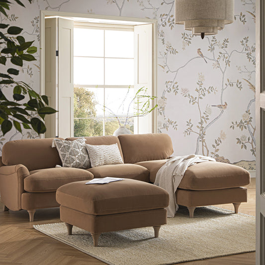 Canapé Daphnis en velours camel, grande chaise longue orientée à droite