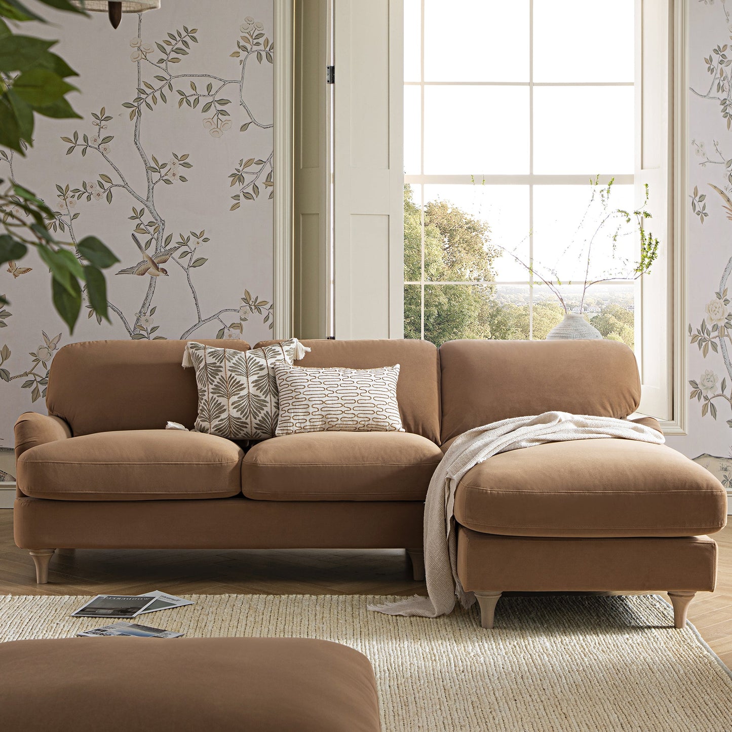 Canapé Daphnis en velours camel, grande chaise longue orientée à droite