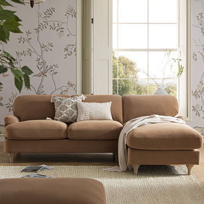 Canapé Daphnis en velours camel, grande chaise longue orientée à droite