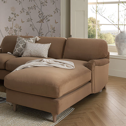 Canapé Daphnis en velours camel, grande chaise longue orientée à droite