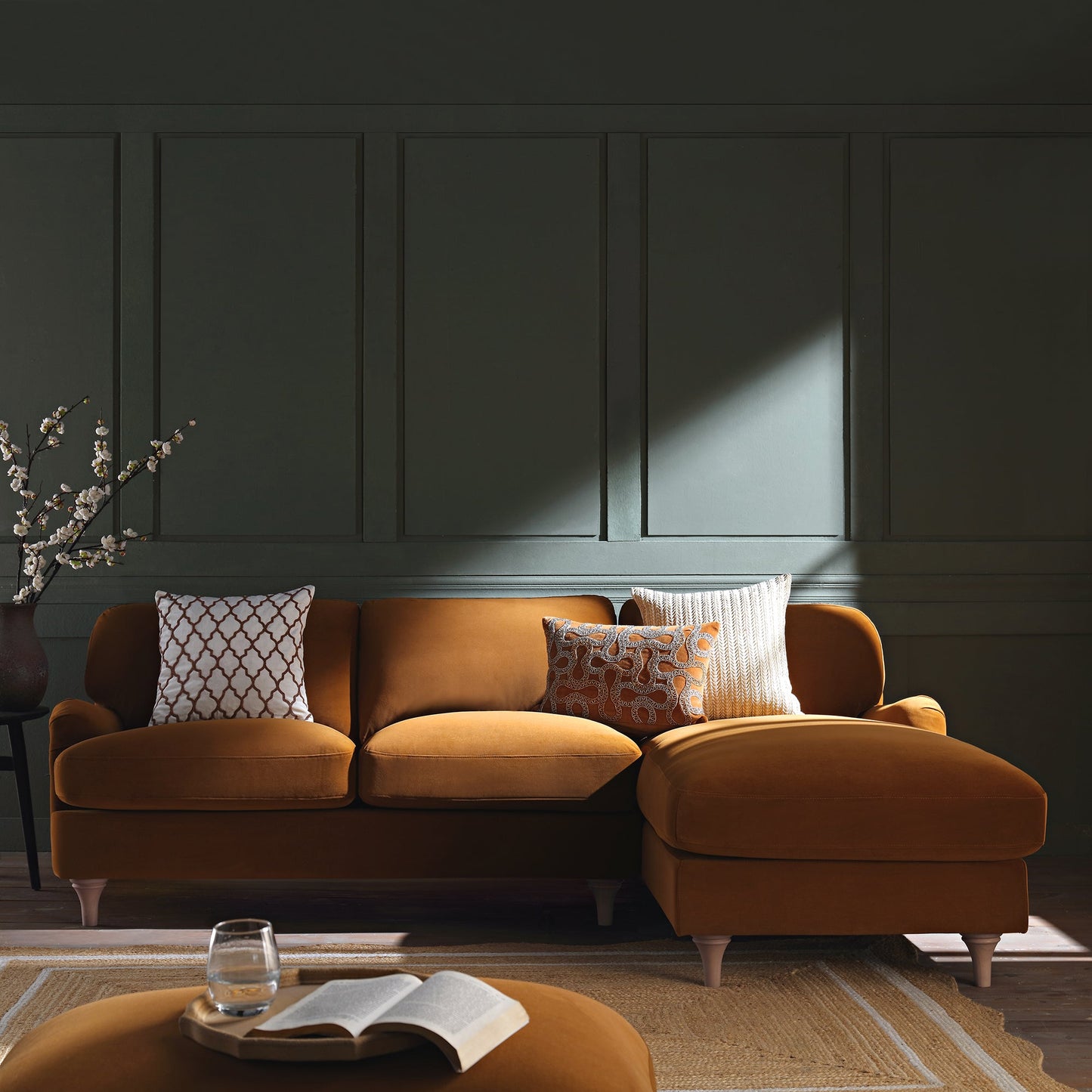 Canapé Daphnis en velours cannelle, canapé Grande Chaise longue orienté à droite