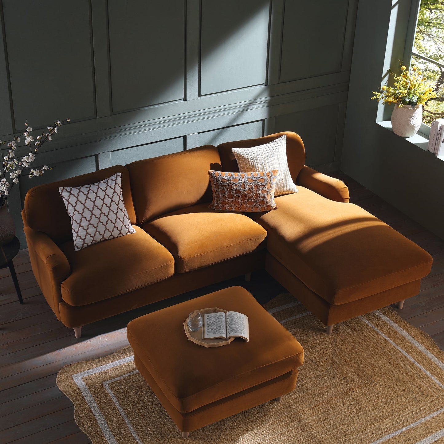 Canapé Daphnis en velours cannelle, canapé Grande Chaise longue orienté à droite