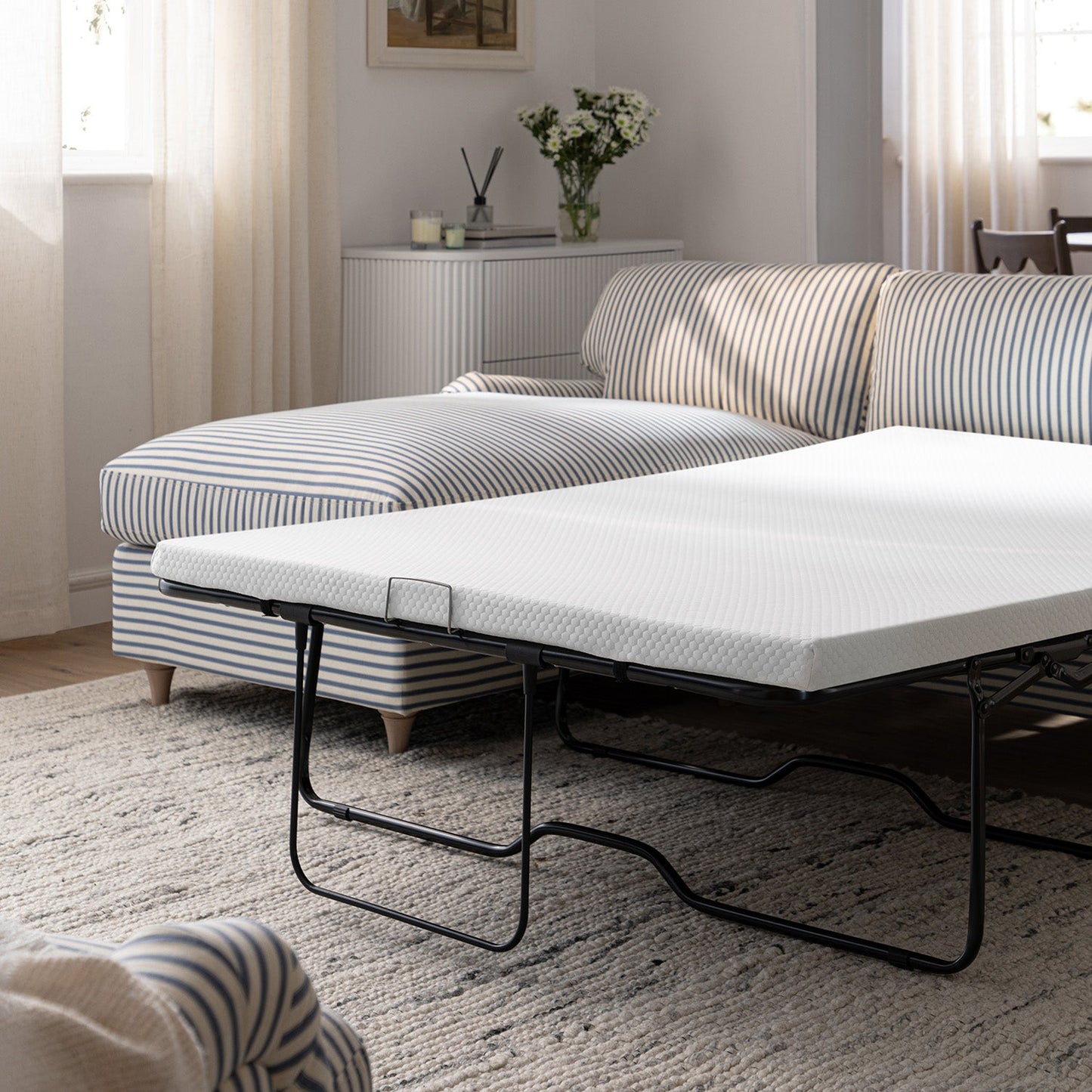 Canapé-lit Daphnis en lin mélangé à rayures bleues, grande méridienne orientée à gauche