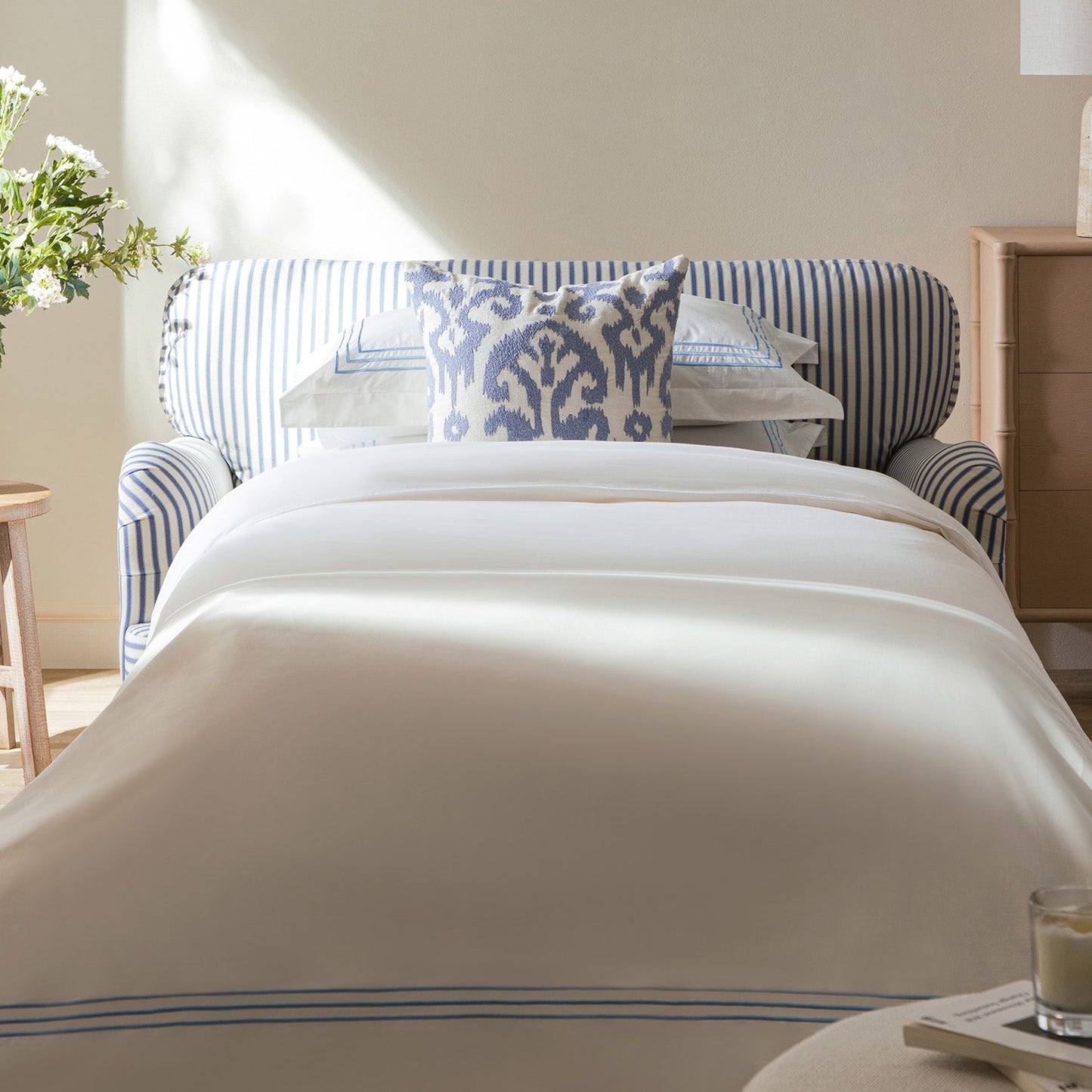 Canapé-lit et causeuse en tissu mélangé de lin à rayures bleues Daphnis