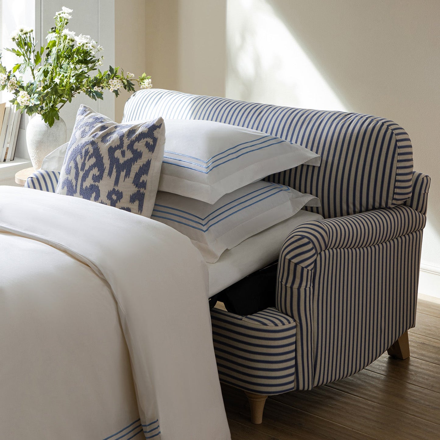 Canapé-lit et causeuse en tissu mélangé de lin à rayures bleues Daphnis