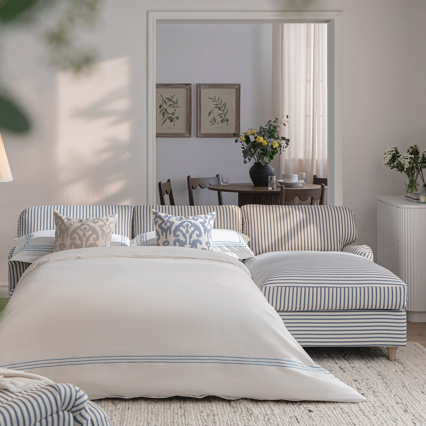 Canapé-lit Daphnis en lin mélangé à rayures bleues, grande méridienne orientée à droite