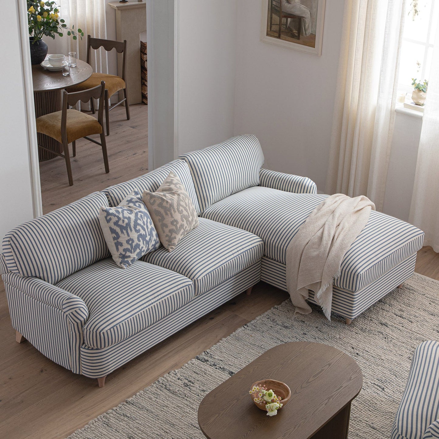 Canapé-lit Daphnis en lin mélangé à rayures bleues, grande méridienne orientée à droite