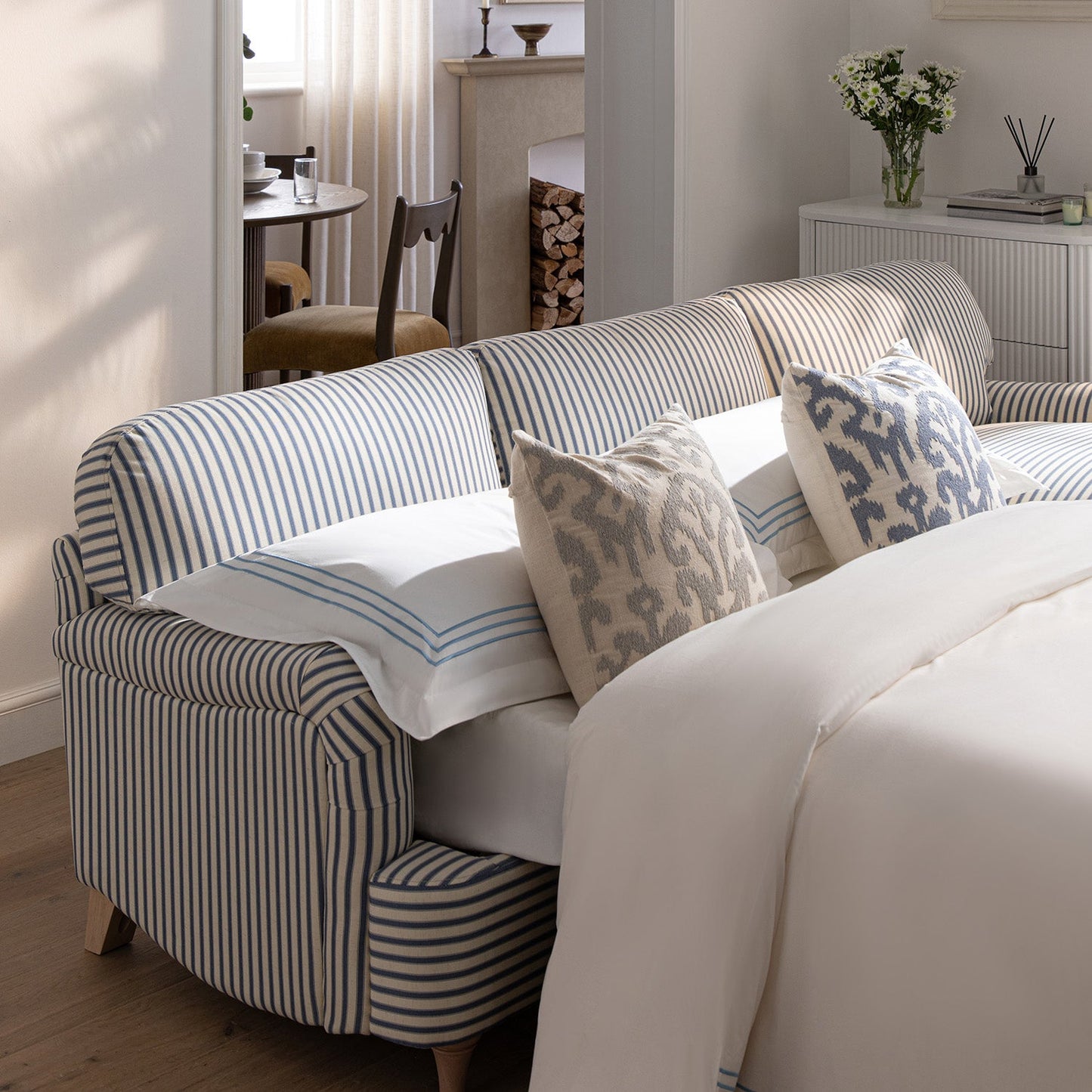 Canapé-lit Daphnis en lin mélangé à rayures bleues, grande méridienne orientée à droite