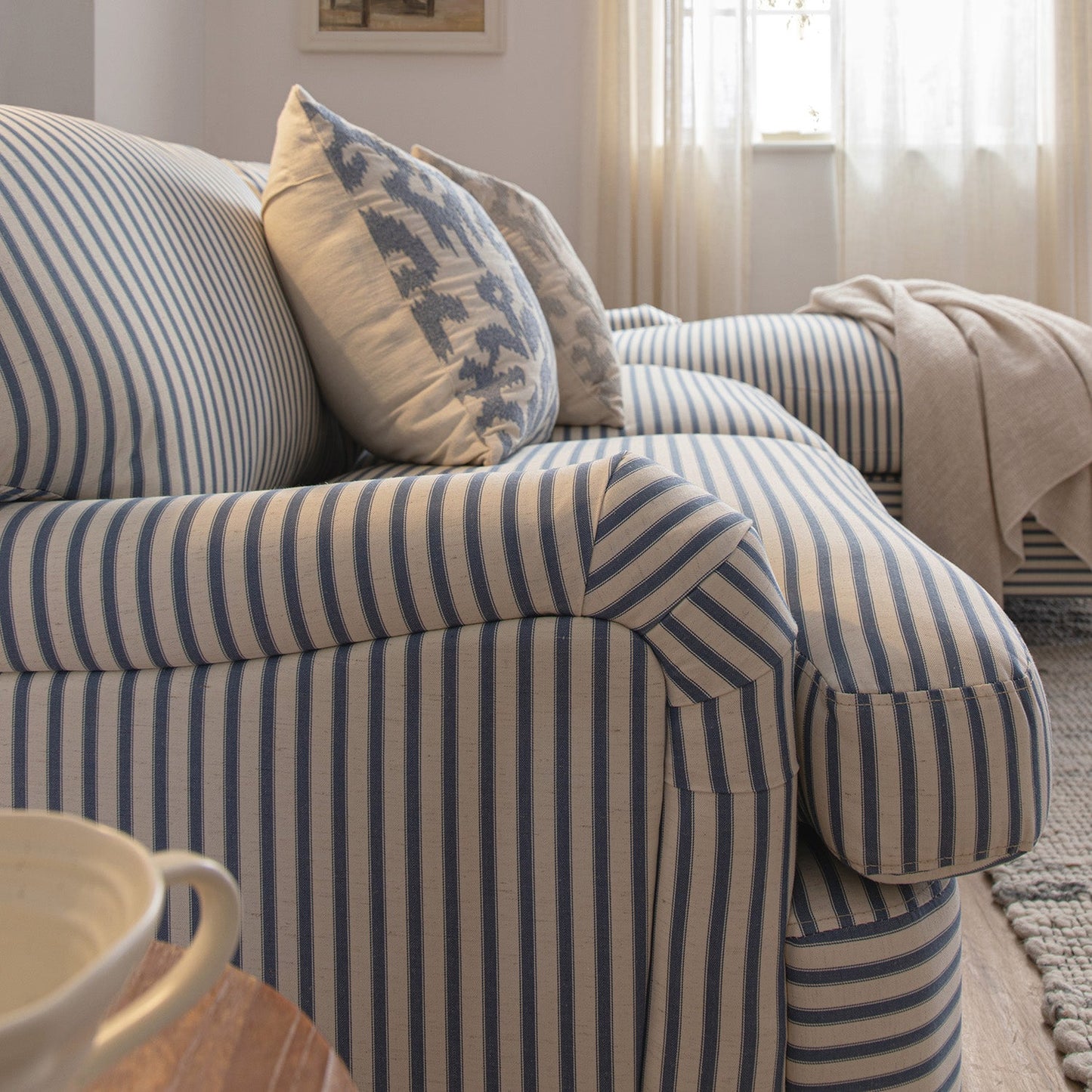 Canapé-lit Daphnis en lin mélangé à rayures bleues, grande méridienne orientée à droite