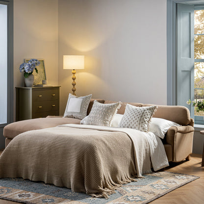 Canapé-lit Daphnis en velours camel, grande méridienne orientée à gauche