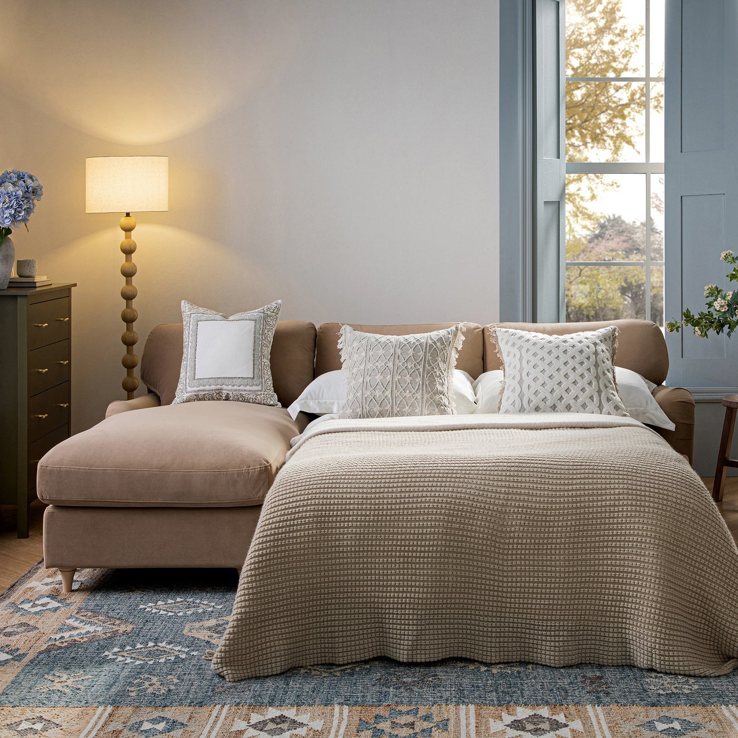 Canapé-lit Daphnis en velours camel, grande méridienne orientée à gauche