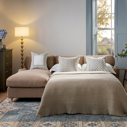 Canapé-lit Daphnis en velours camel, grande méridienne orientée à gauche