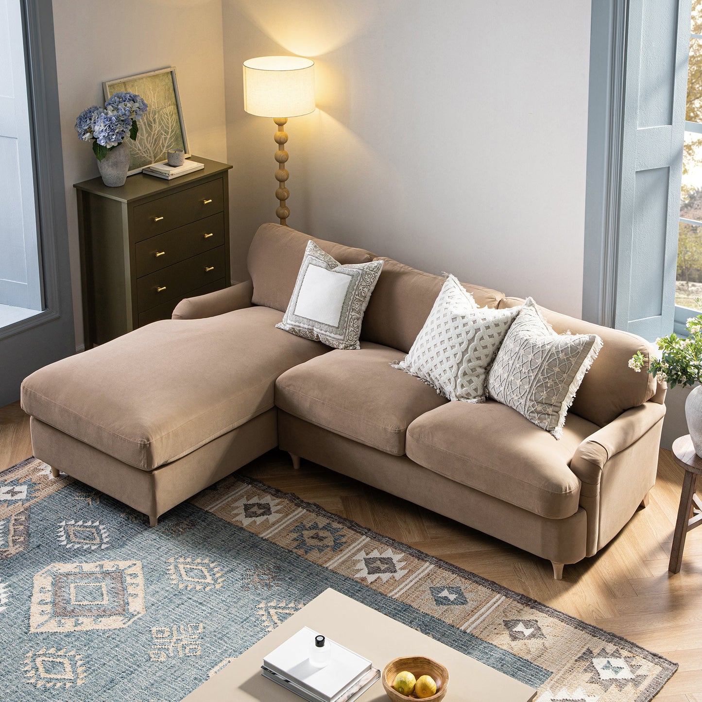 Canapé-lit Daphnis en velours camel, grande méridienne orientée à gauche