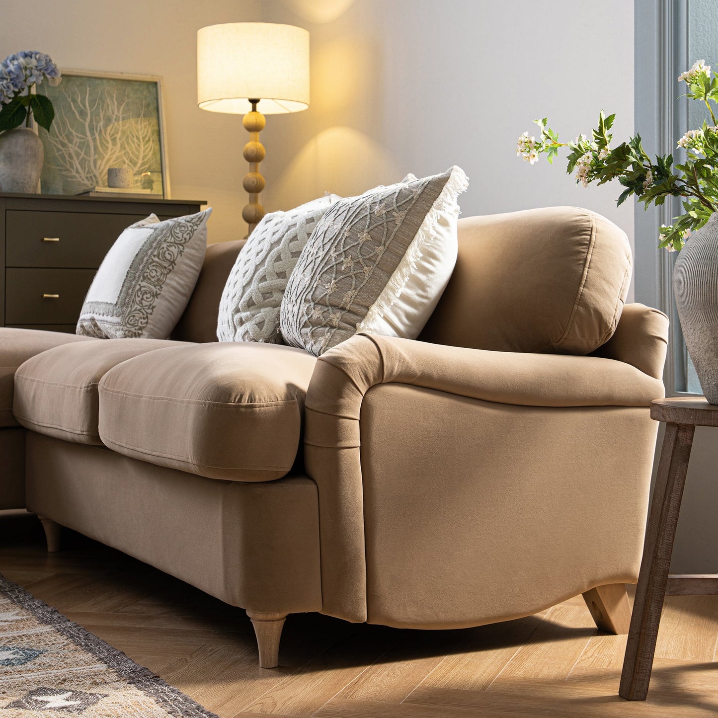 Canapé-lit Daphnis en velours camel, grande méridienne orientée à gauche