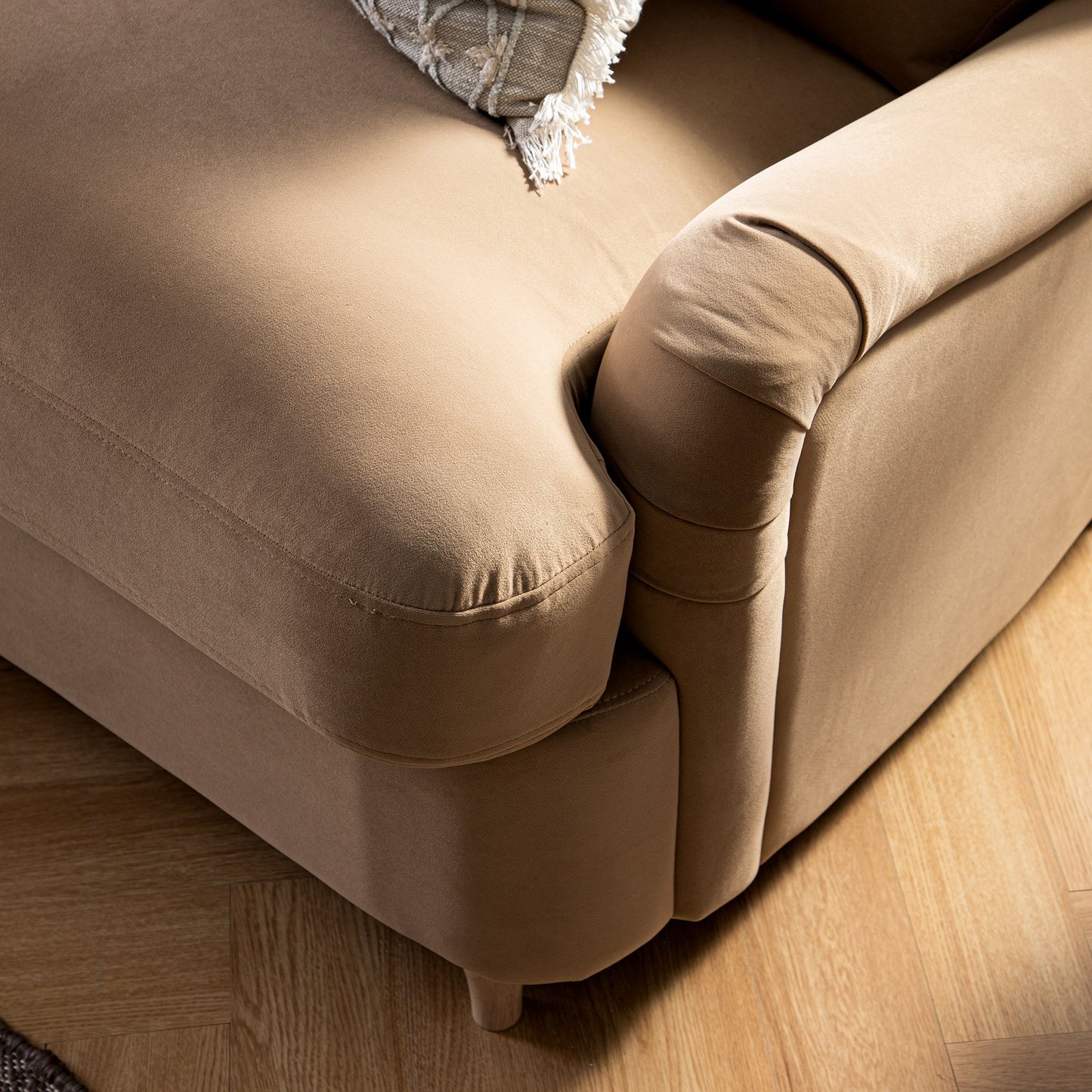 Canapé-lit Daphnis en velours camel, grande méridienne orientée à gauche