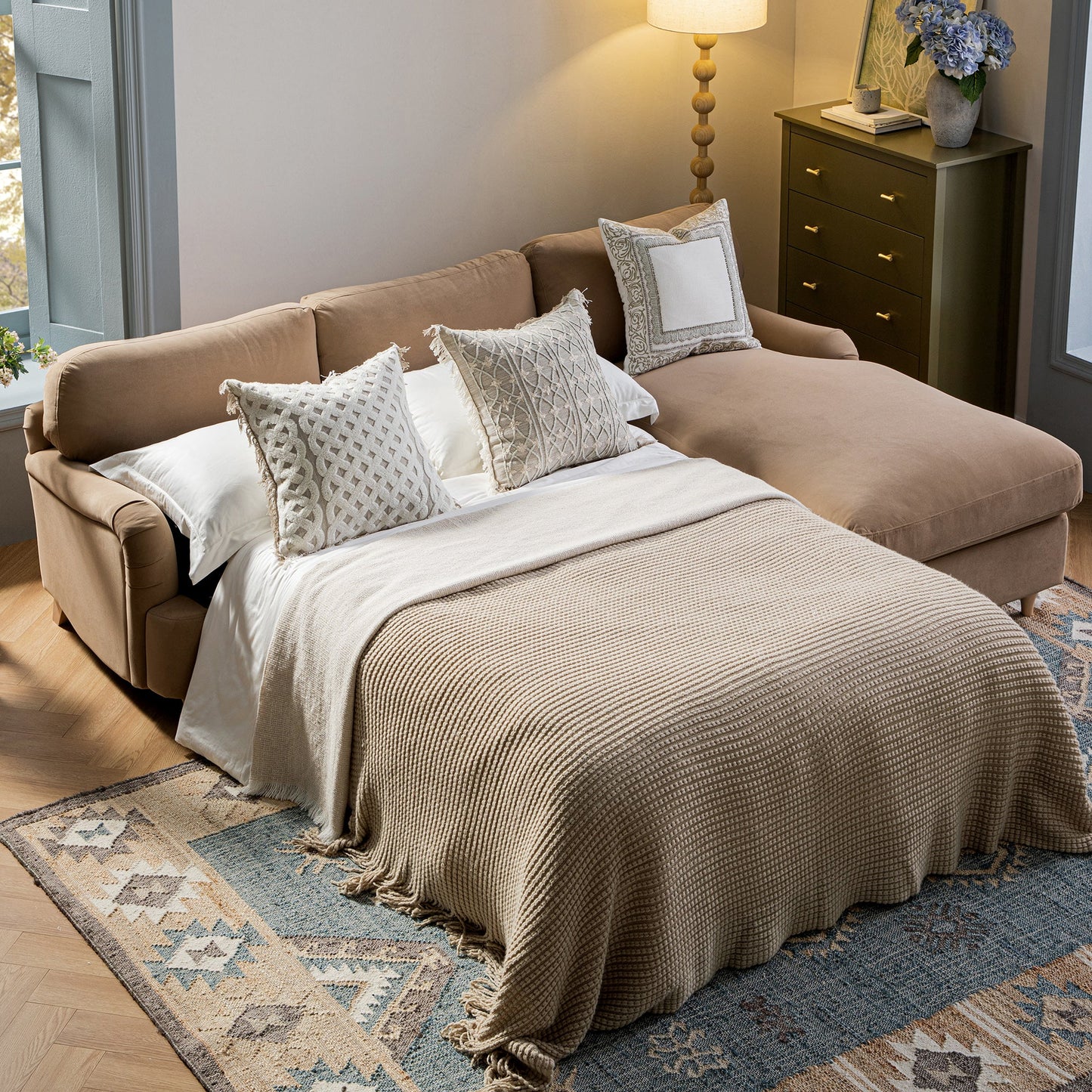 Canapé-lit Daphnis en velours camel, grande méridienne orientée à droite