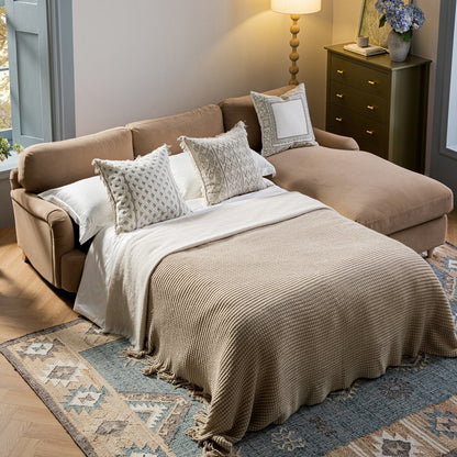 Canapé-lit Daphnis en velours camel, grande méridienne orientée à droite