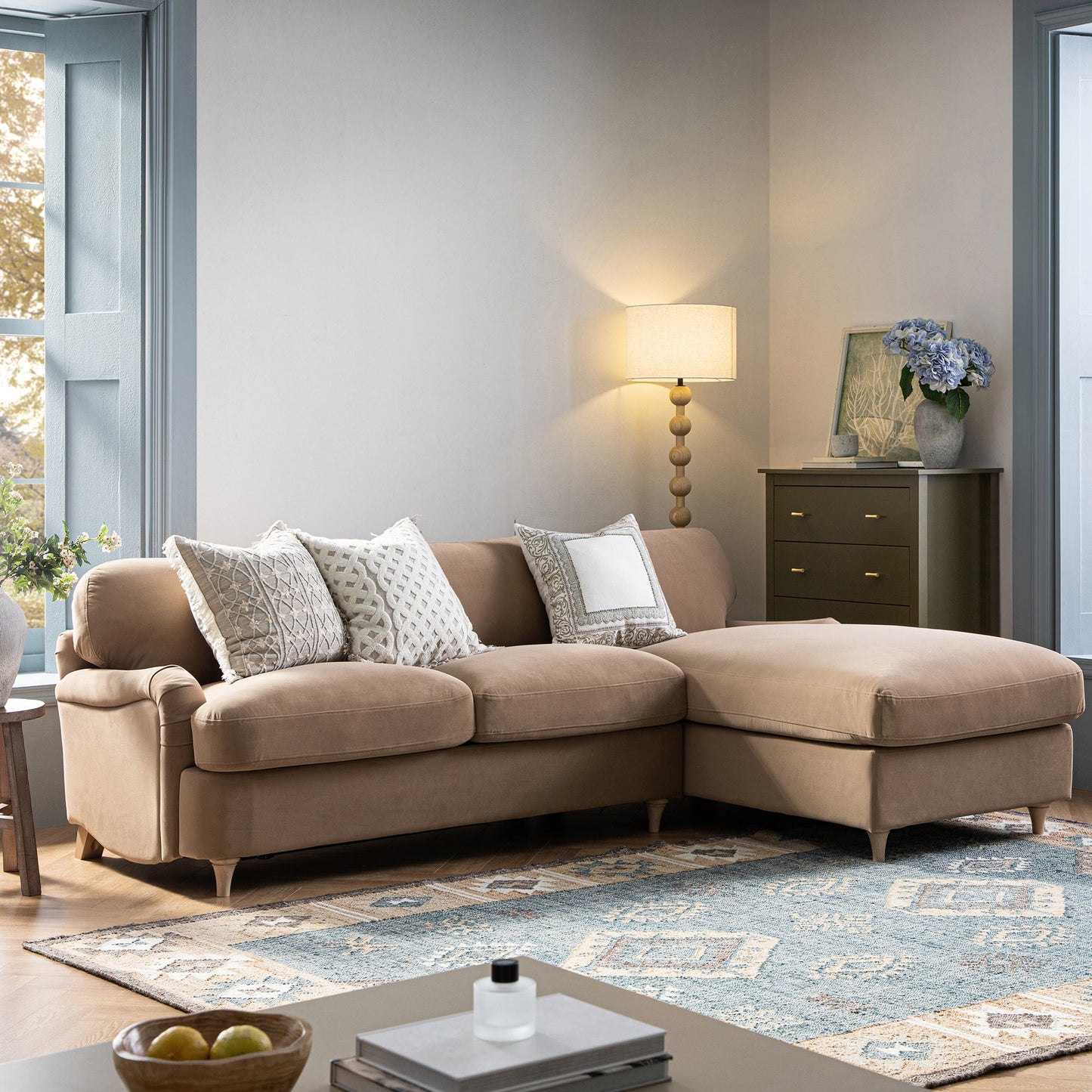 Canapé-lit Daphnis en velours camel, grande méridienne orientée à droite