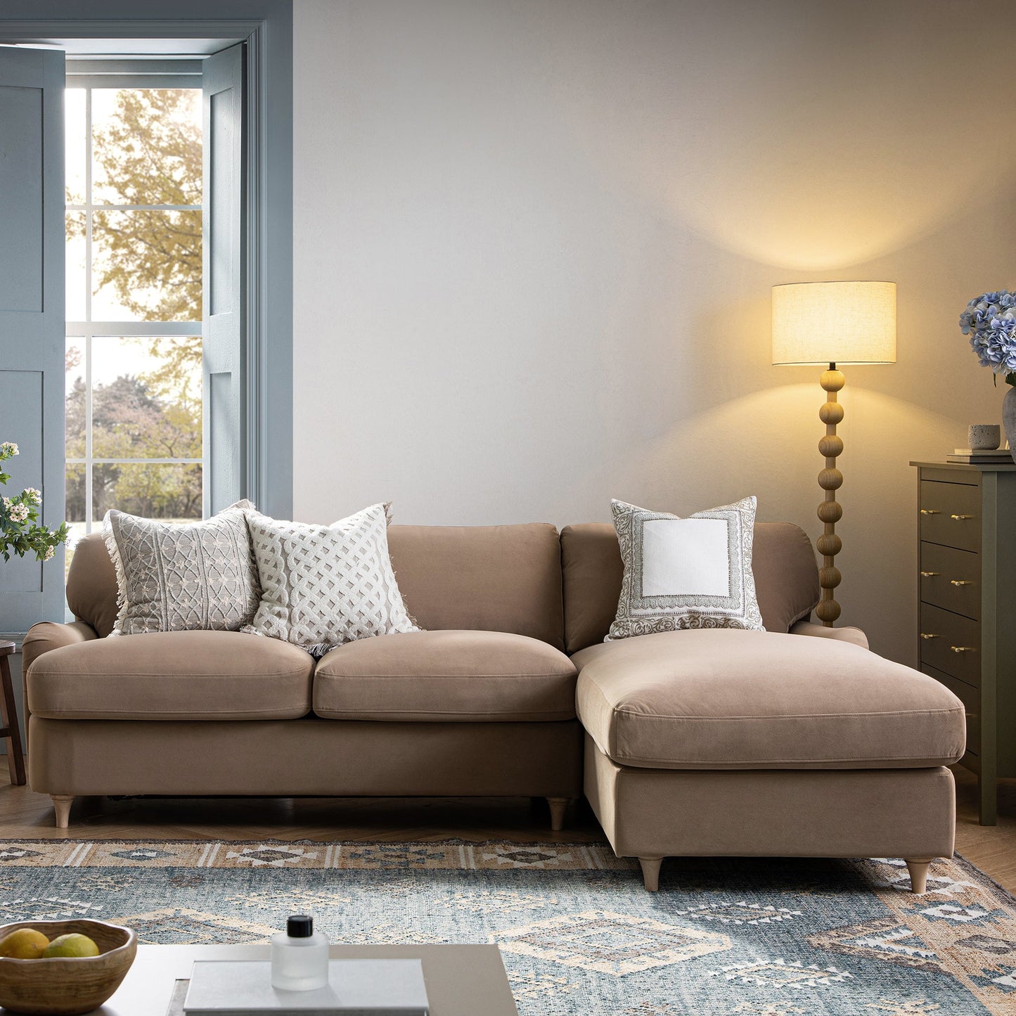 Canapé-lit Daphnis en velours camel, grande méridienne orientée à droite