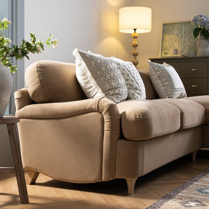 Canapé-lit Daphnis en velours camel, grande méridienne orientée à droite